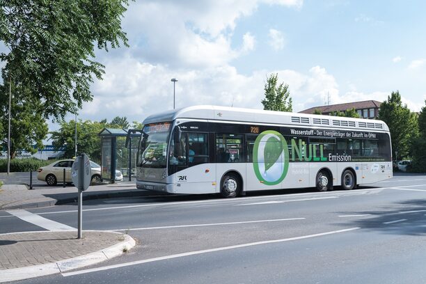 Ein Wasserstoffbus hält an einer Bushaltestelle im Hürther Stadtgebiet.
